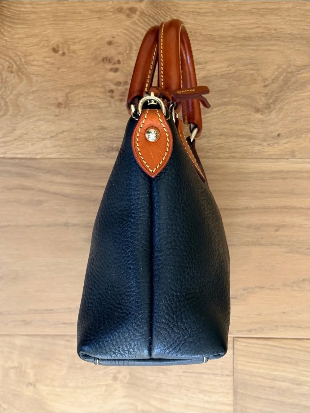 Dooney & Bourke Pebble Grain Leather Zip Satchel Bag Black Tan Classic Preppy